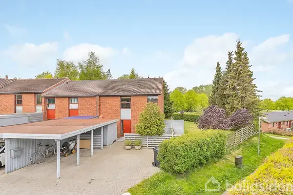 Velindrettet enderækkevilla med stor, solvendt have