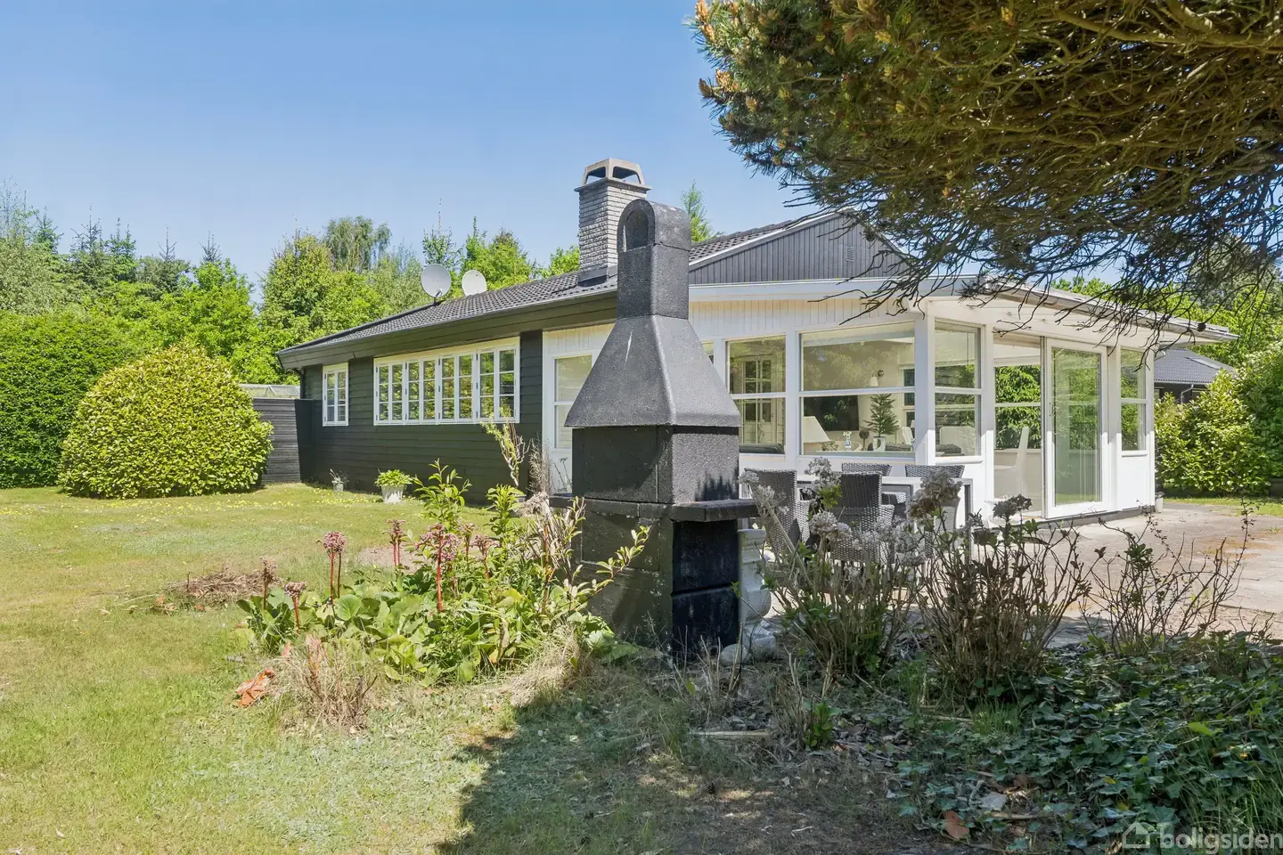 Indbydende sommerhus med fantastisk placering