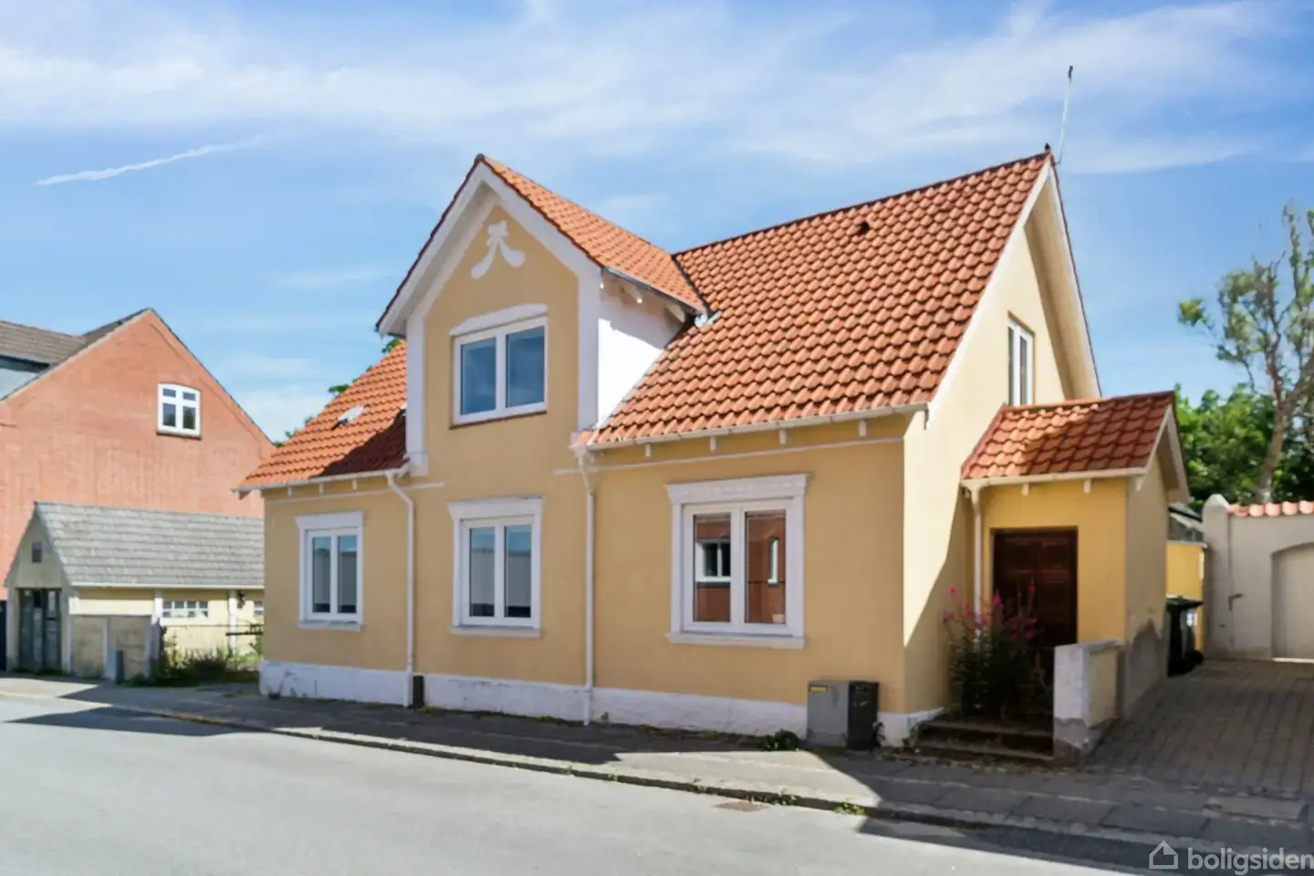 Rummelig villa med stor garage