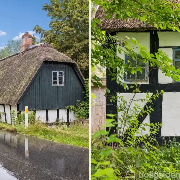 En bindingsværkshus med stråtag står ved en vej, omgivet af grønne træer og buske. Venstre billede viser hele huset, mens højre billede fokuserer på en detalje af facaden.