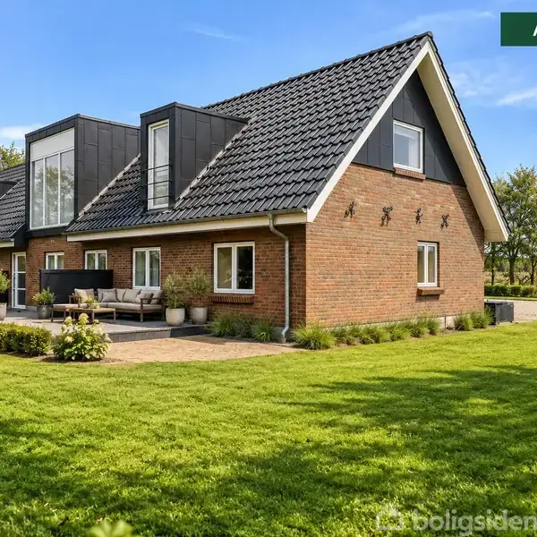 Et rødt murstenshus med sort tag står på en velholdt græsplæne med stier og planter. Solrigt vejr og grønne træer omkranser huset. Tekst: "Ai-indhold".