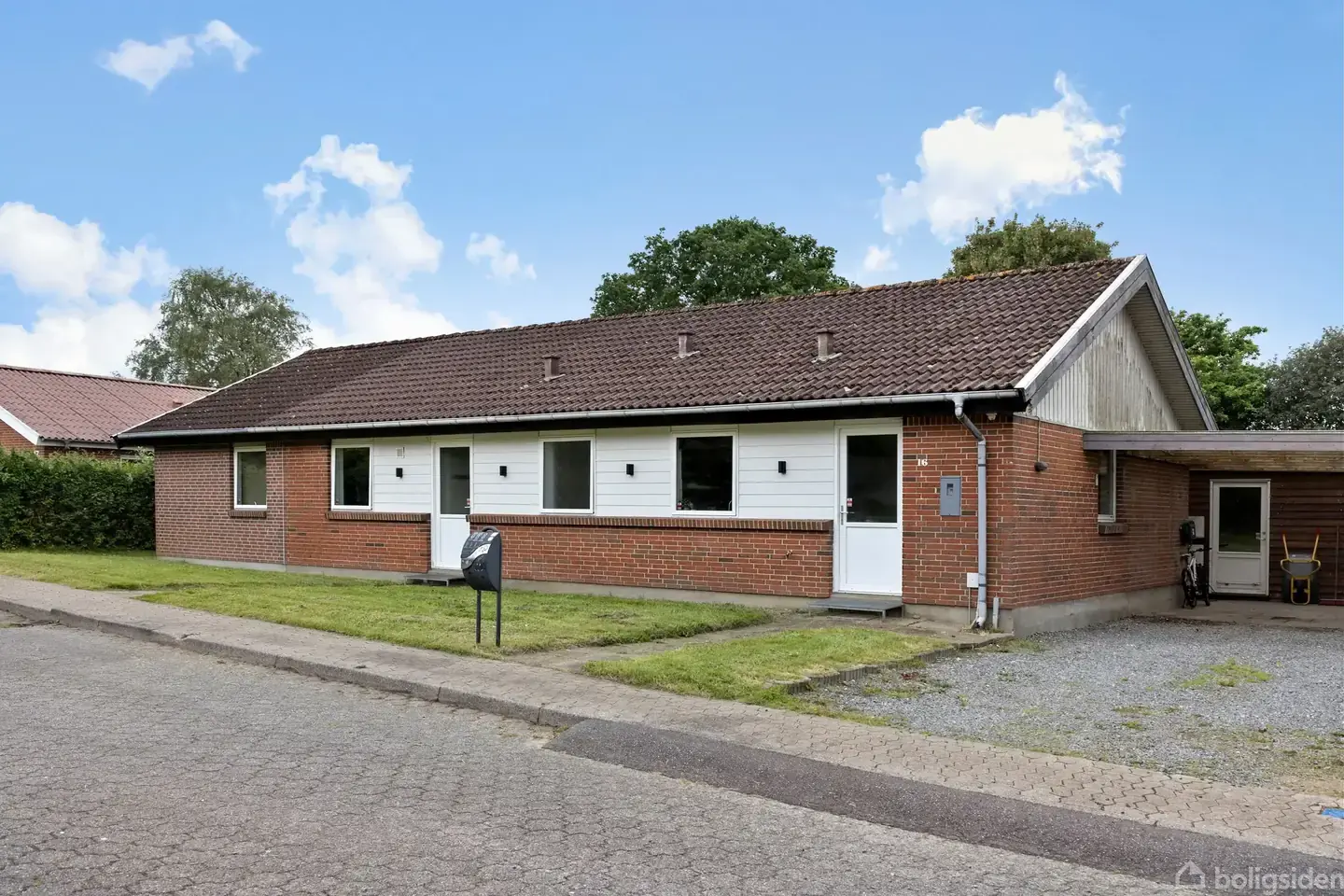 Velholdt villa med lukket have