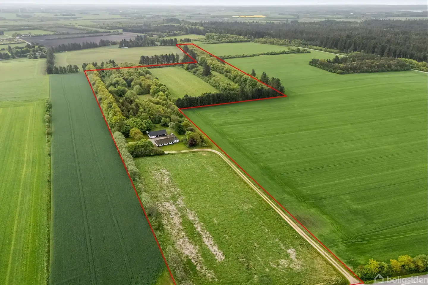 Charmerende, stråtækt landejendom i naturskønne omgivelser med to ferielejligheder.