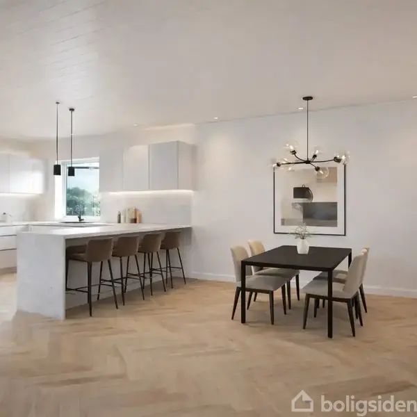 Et moderne køkken-alrum med et hvidt, strømlinet køkken og en ø med barstole. Til højre står et spisebord med seks stole og en dekorativ lampe. Enkelt og stilfuldt.