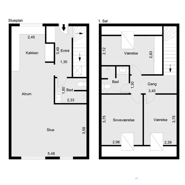 Plantegning viser to etager. Stueetage med køkken, alrum, badeværelse og entré. Første sal har gang, soveværelse, badeværelse og to værelser. Mål inkluderer f.eks. 2,45 og 3,58.