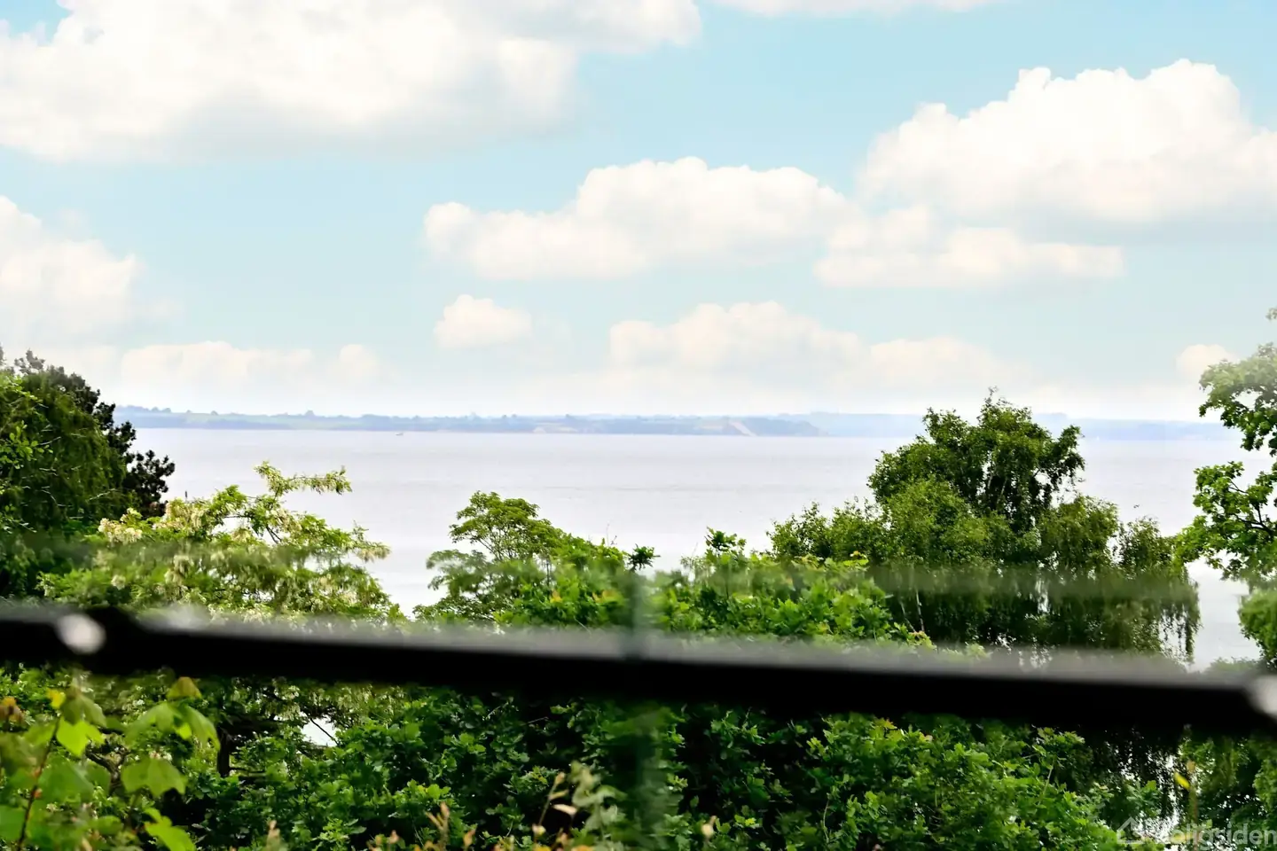Fri udsigt over Øresund - 2 altaner en mod vandet og en mod skoven - elevator og gode parkeringsforhold.