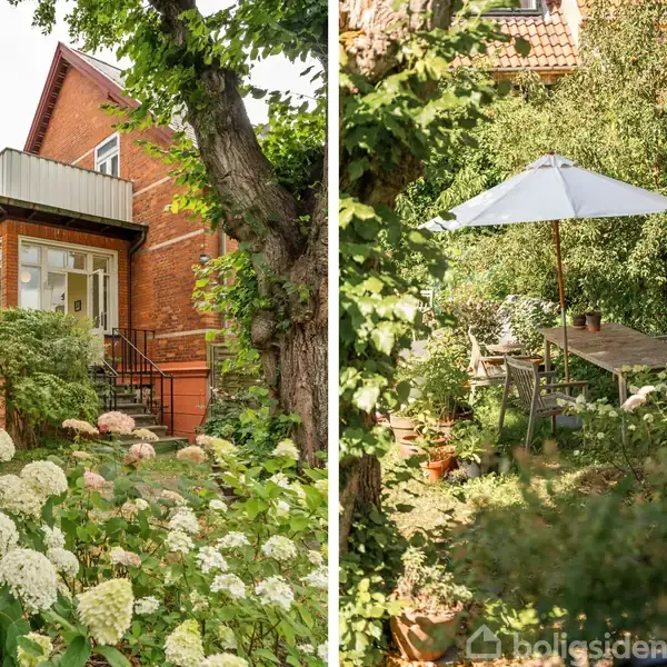 I en frodig have står et rødt murstenshus med en træterrasse. Indenfor er der et lyst rum med store vinduer, en sofa, et skrivebord og gulv i lyst træ.