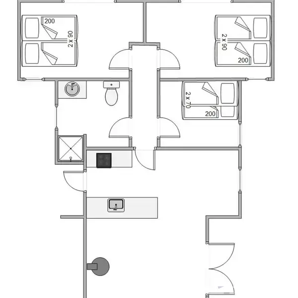 Grundplan af en lejlighed med to soveværelser, et badeværelse med toilet og håndvask, og et køkken med vask og komfur. Värelse måler 2 x 4 meter, seng 200 cm.