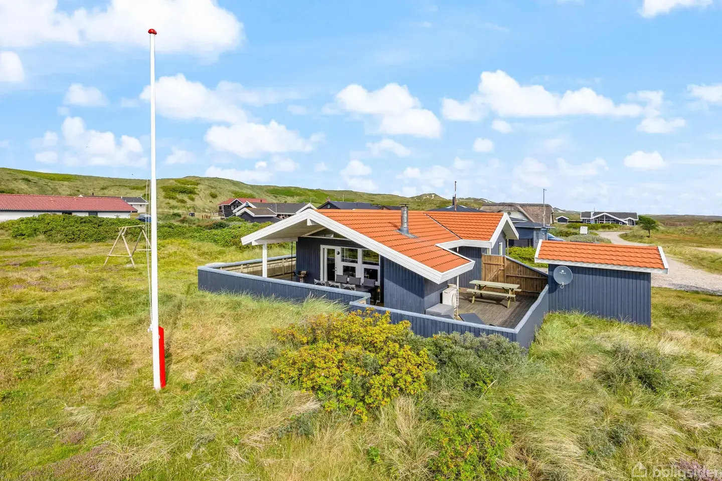 Velholdt sommerhus på naturgrund i Bjerregaard