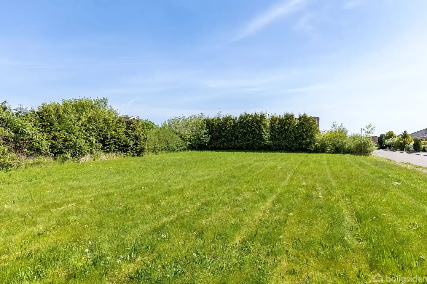 Velkommen til Solstien 5, et roligt og helt særligt sted, hvor naturens sus, havets lette brise og landsbyidyllen danner rammerne om 849 m² ren sydsjæ - View 3
