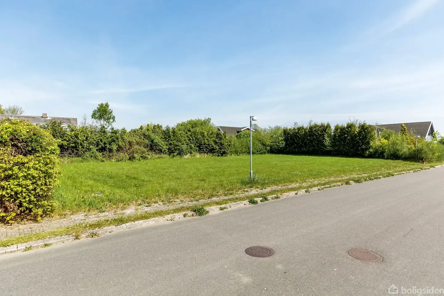 Velkommen til Solstien 5, et roligt og helt særligt sted, hvor naturens sus, havets lette brise og landsbyidyllen danner rammerne om 849 m² ren sydsjæ - View 2