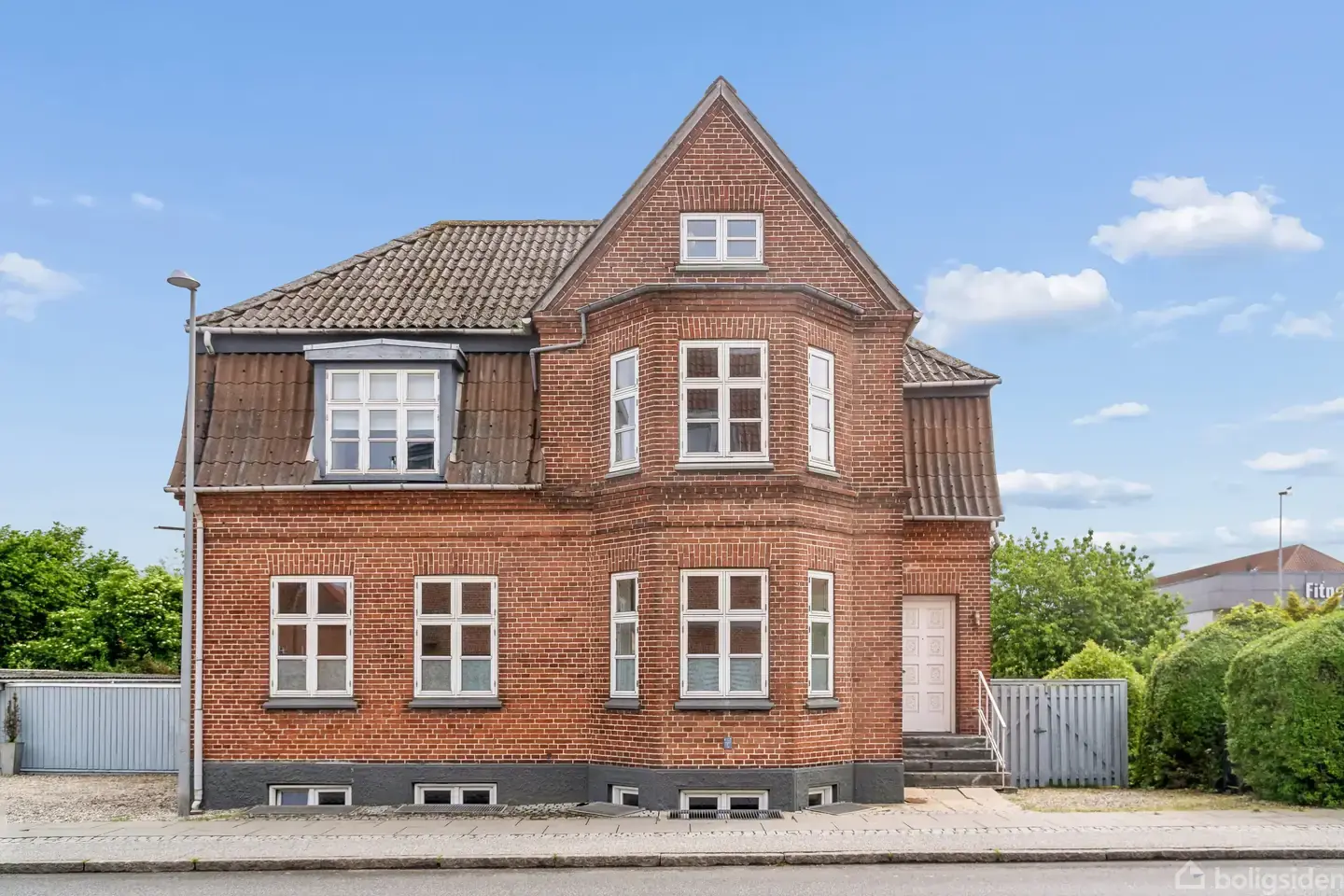 Charmerende lys og rummelig lejlighed på 97m2 med stor privat træterrasse og fælles have!