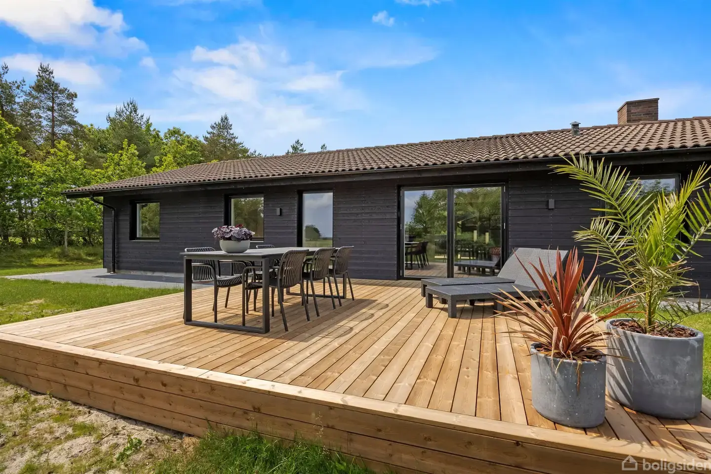Indbydende poolsommerhus med plads til familie!