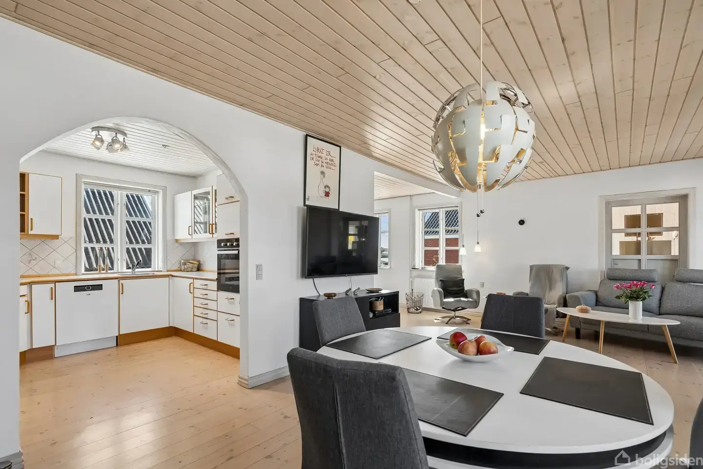Dejlig villa med gode lyse opholdsrum og stort værksted - Visning 4