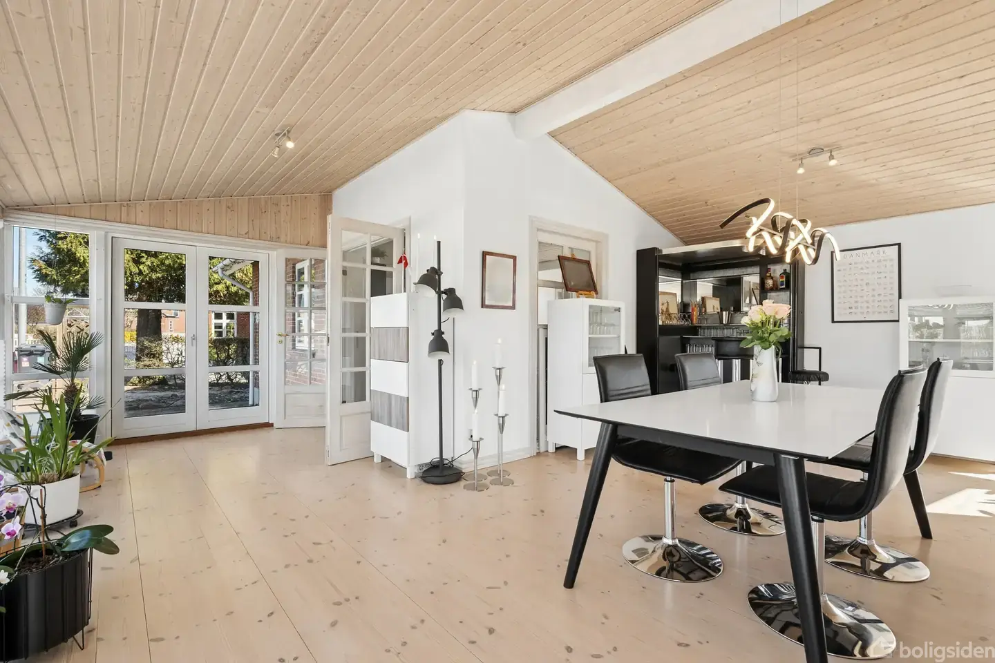 Dejlig villa med gode lyse opholdsrum og stort værksted - Visning 5