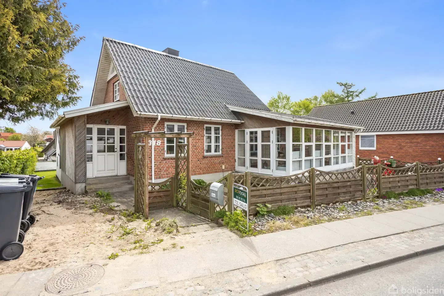 Dejlig villa med gode lyse opholdsrum og stort værksted - Visning 2