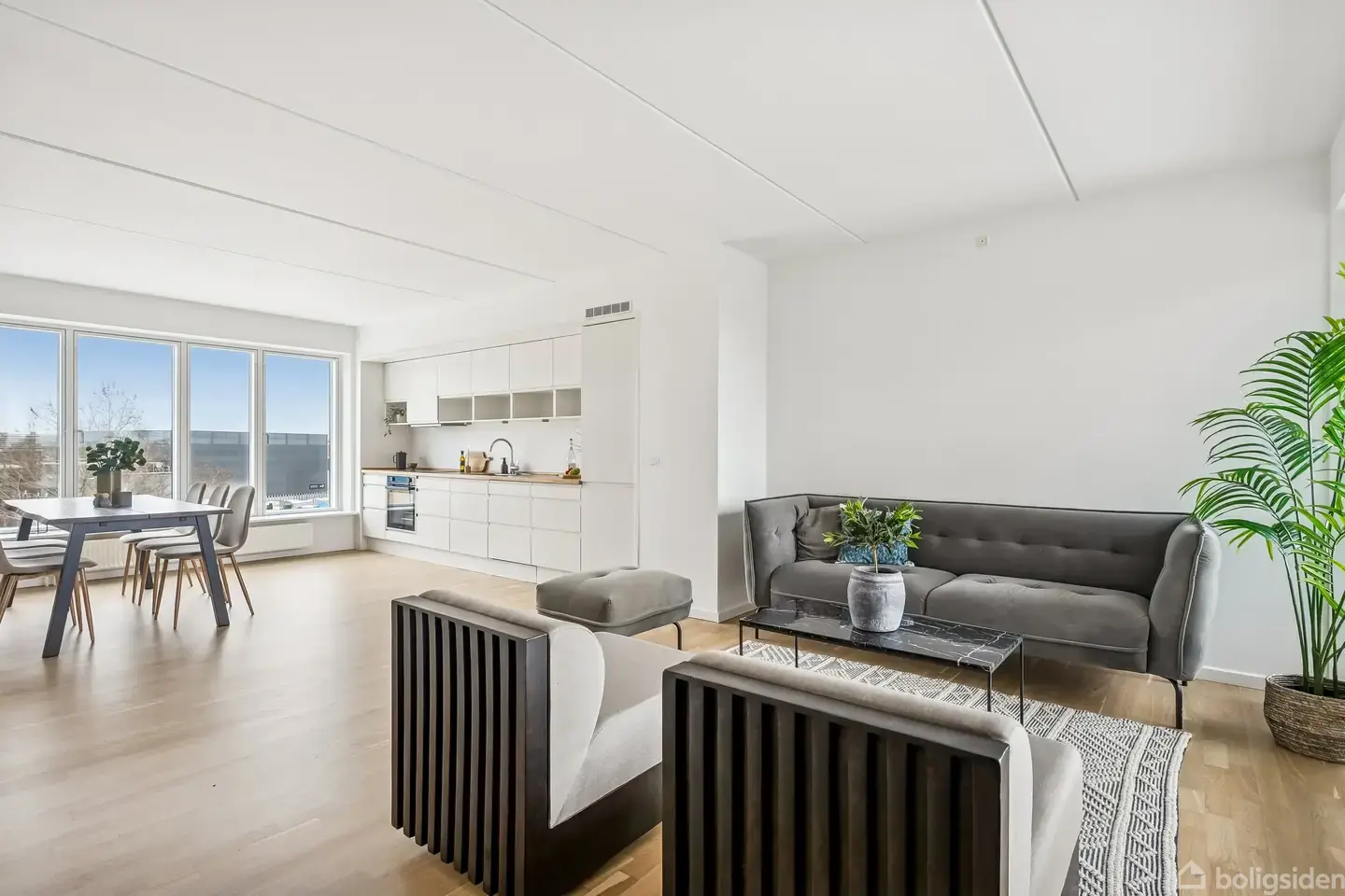 Stor og lys lejlighed med vestvendt altan i Valby Have