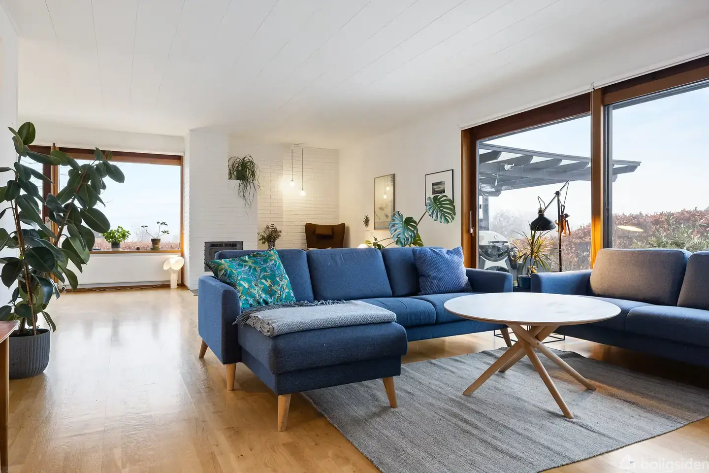 Familievenlig villa i Snekkersten omgivet af solrig have og skønne solterrasser