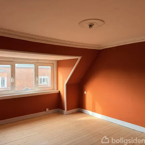 Et tomt rum med orange vægge og trægulv. Et stort vindue til venstre lader naturligt lys ind. Forsiret loftroset og hvide paneler giver klassisk detalje.