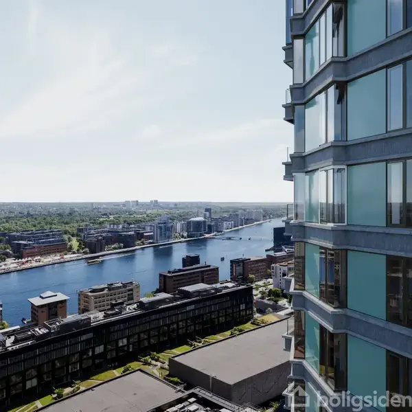 En moderne bygning står til højre med glasvinduer, mens den ser ud over en by ved en bred flod. Skyskrabere og byens grønne områder ses i baggrunden.