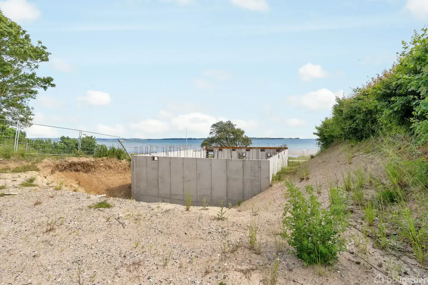 Drømmer I om at skabe en eksklusiv bolig med en af områdets mest attraktive beliggenheder?