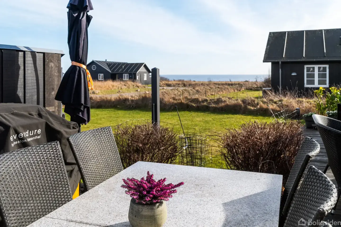 Fantastisk lækkert sommerhus med smuk udsigt til vandet - View 2