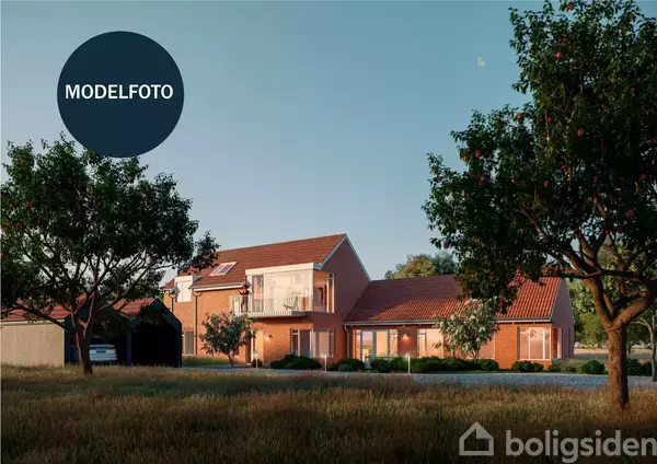 Et moderne, to-etagers hus står i et landskab med frodige træer og en græsplæne. Solnedgangen skaber en varm atmosfære. Tekst i billedet: "MODELFOTO".