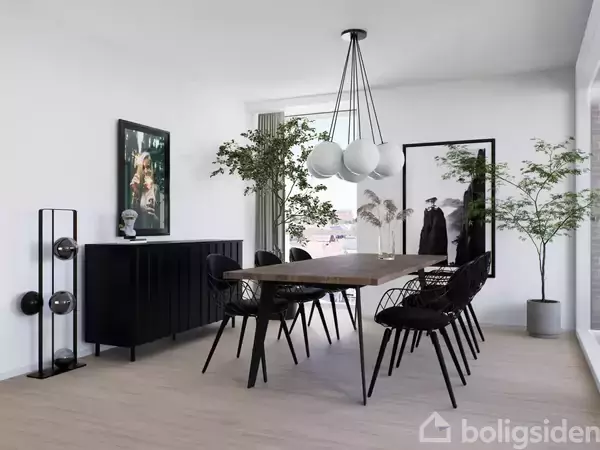Spisebord står centralt med sorte stole omkring, udstyret med loftlampe og omgivet af grønne planter og sort skænk. Moderne kunst og naturligt lys fylder rummet.
