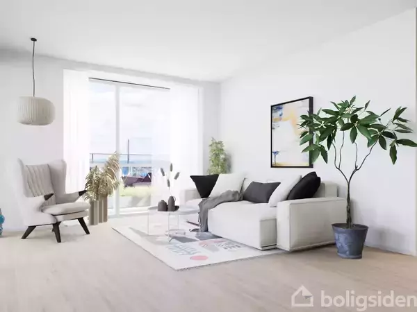 En stue indeholder en hvid sofa, dekoreret med sorte puder, placeret nær en stor stueplante i en blå potte. En stor glasskydedør leder ud til en balkon.