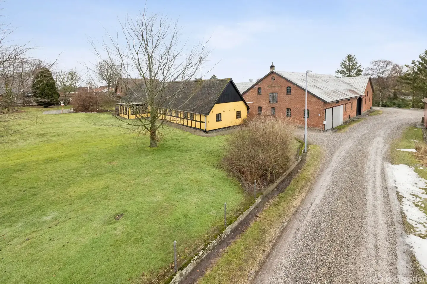 Ejendom med stor grund og gode udhusbygninger