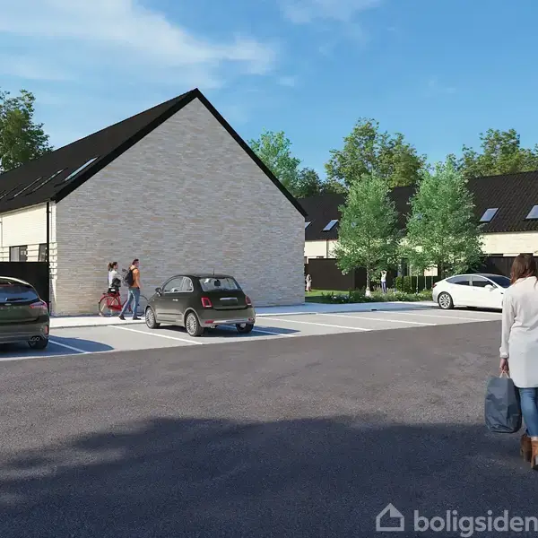 En parkeringsplads med flere biler holder ved siden af en boligbygning. En person og et barn går hånd i hånd forbi. Træer og huse omgiver området.