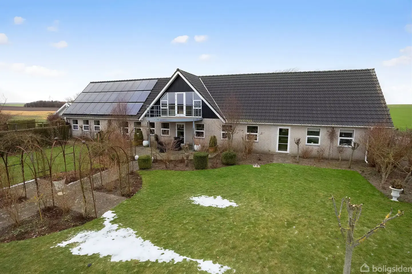 Eksklusiv og totalrenoveret villa med fjordkig og naturskøn beliggenhed