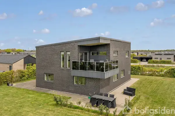 Moderne familievilla i attraktive Hjerting – 211 m² med plads til det hele