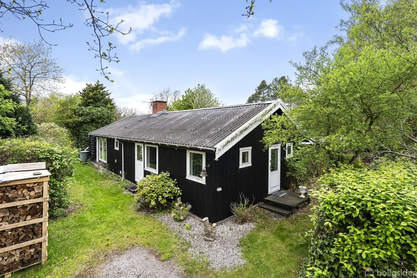 Indbydende sommerhus med selvstædig anneks i naturskønne omgivelser