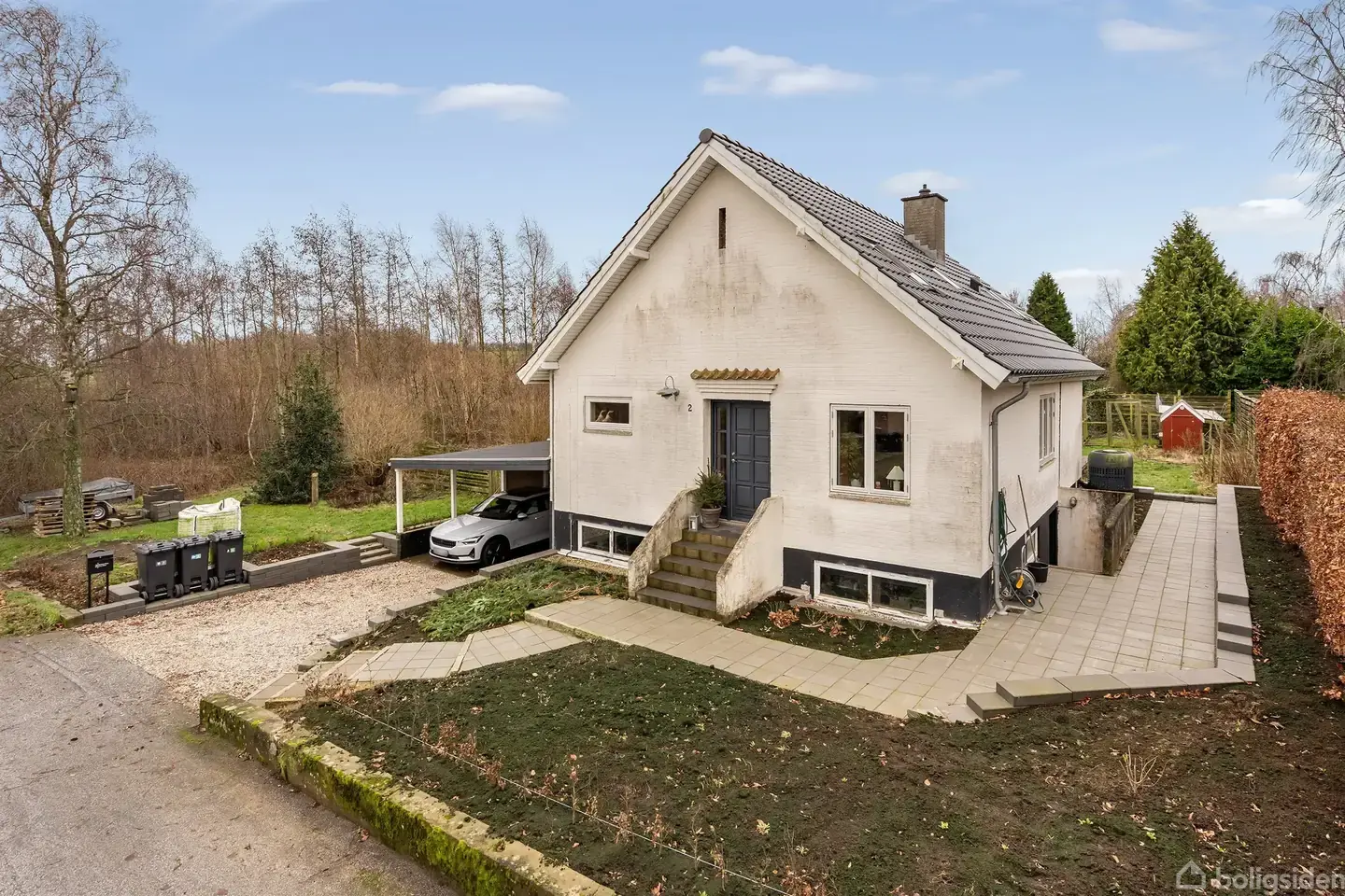 Ejendom med skiftet tag, vandskuret facade og luft til vand-varmepumpe