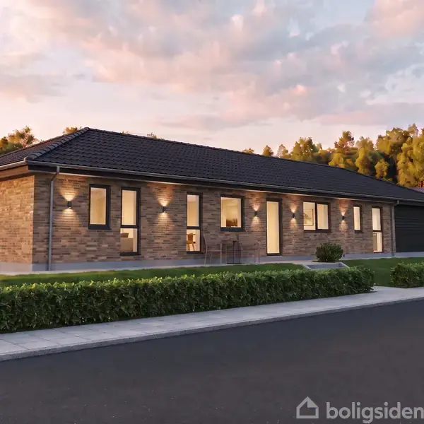 Et moderne murstenshus med store vinduer oplyses udefra, omgivet af velplejet have og flisebelagt sti; beliggende i et roligt, landområde med træer bagved.