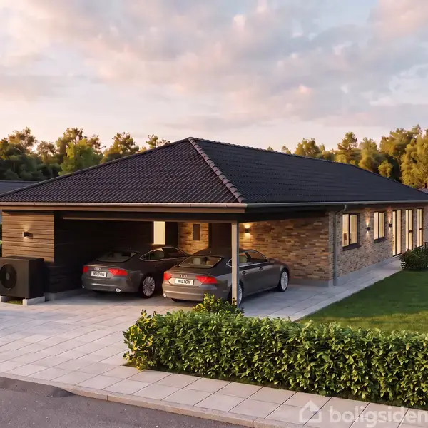 Et moderne enfamiliehus med murstensfacade har to biler parkeret foran i en indkørsel. Solskin belyser haven og omkringliggende hække i et beboelsesområde med flere huse.