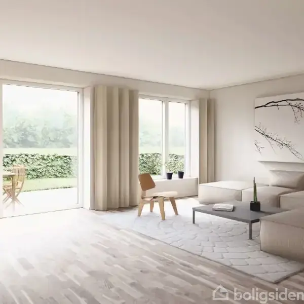 Stue med beige sofa og minimalistisk kunst på væggen, store vinduer med udsigt til terrasse og have, samt et lille bord og stol. Lys og moderne indretning.