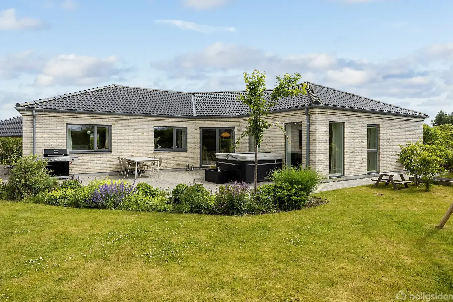 Lækker Lind & Risør-villa med attraktiv beliggenhed