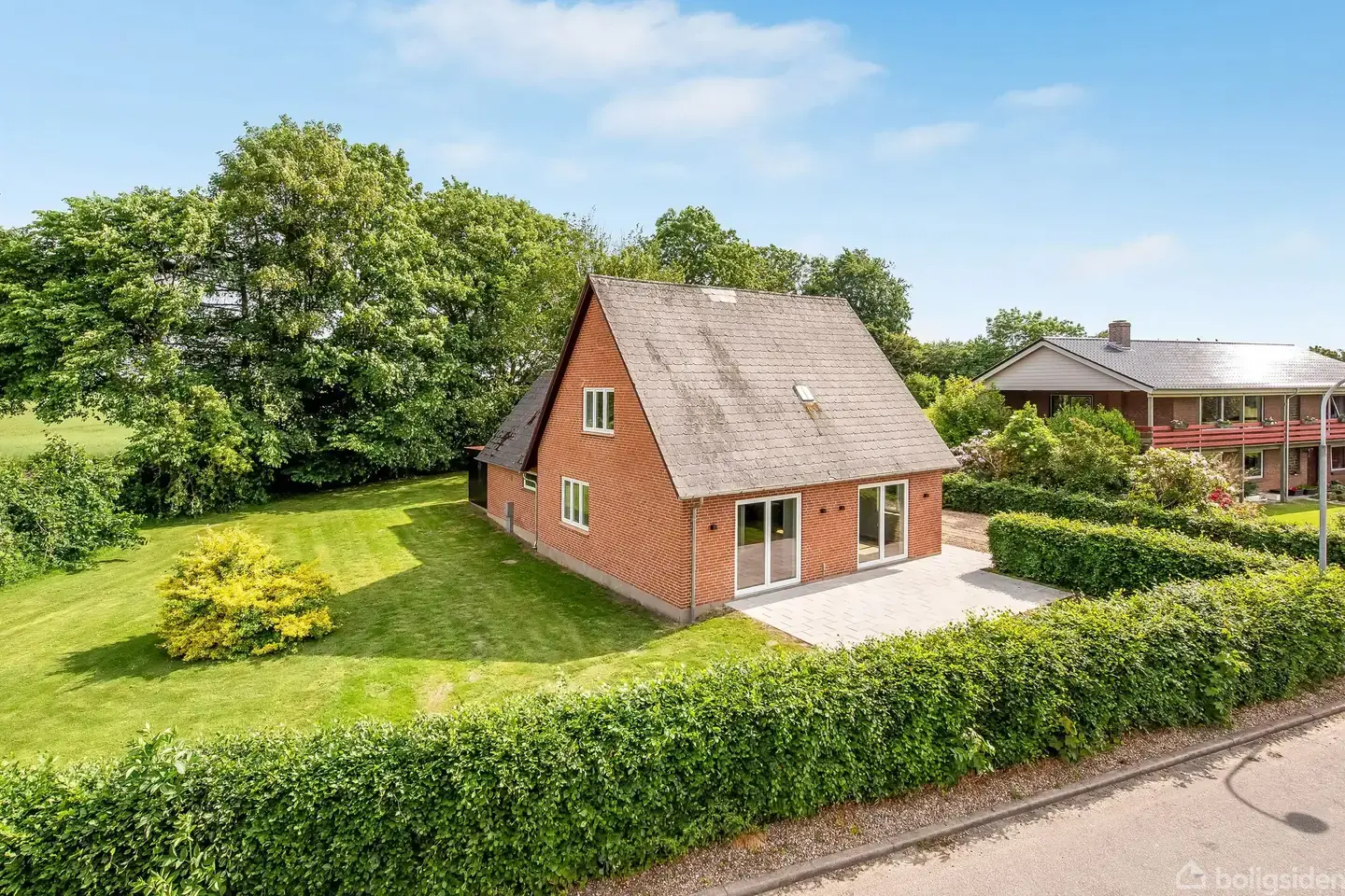 FLOT MODERNISERET VILLA MED UDSIGT TIL MARKER OG ENGE