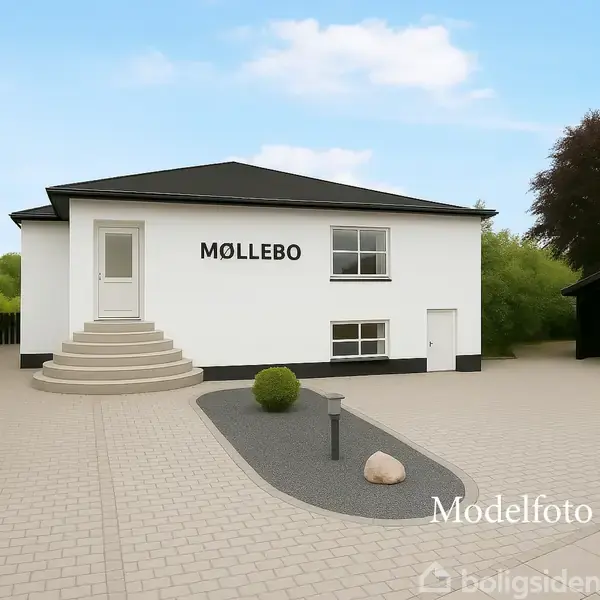 Hvidt hus med teksten "MØLLEBO" på facaden, placeret i en flisebelagt gårdsplads. Baggrunden består af grønne buske og et mørkt træhus. Nederst står der "Modelfoto".