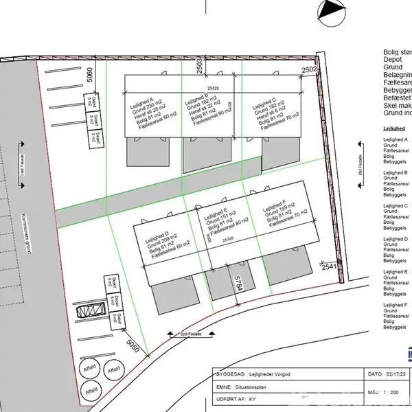 Byggetegning viser en plan over flere boligblokke med gårdhave i et planlagt område. Tekst omfatter: Bolig størrelse 480 m2, Grund 1585 m2, Bebyggelse 25%, Fællesareal 231 m2, Byggeplads, og forskellige tekniske detaljer.