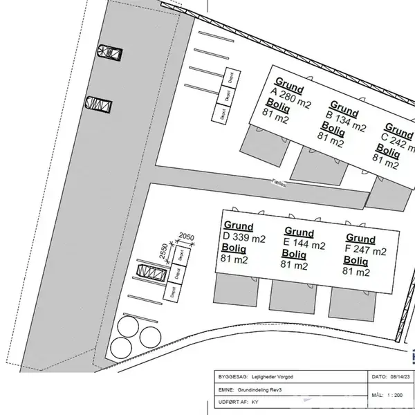 Plantegning viser seks huse markeret som "Grund" med betegnelser fra A til F. Hver grund har en bolig på 81 m². Pladsen er omkranset af veje, skure og containere.