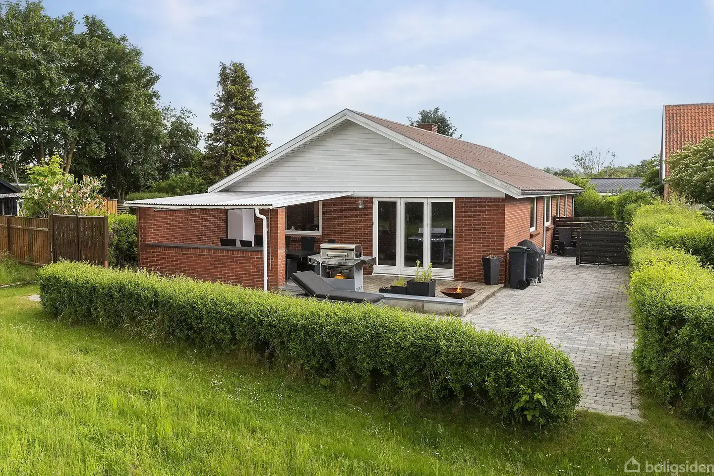 Velholdt villa i Svenstrup med garage