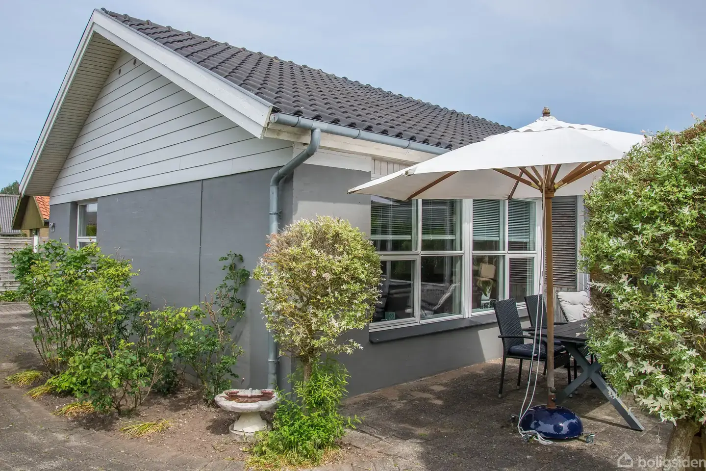 Velindrettet villa på 124 m² med 57 m² kælder, beliggende i hyggelige Lunde med åbne marker som nærmeste nabo