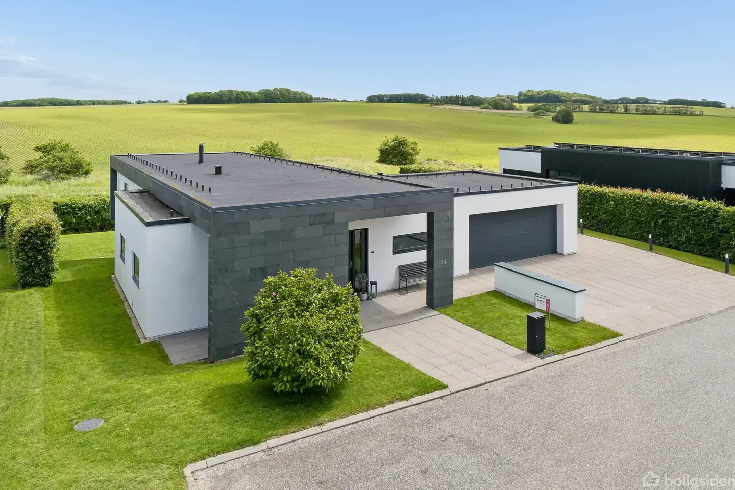 Arkitekttegnet funkisvilla i flotte materialer med integreret garage