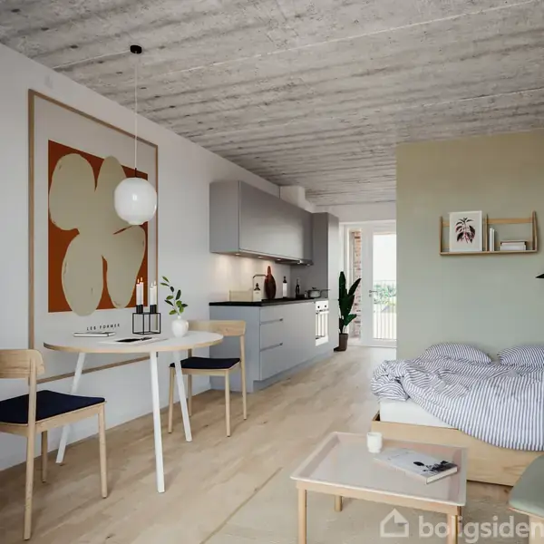Spisebord med to stole står i en moderne, minimalistisk stue. Køkkenområde i baggrunden med åbne hylder og planter. En seng er placeret til højre under hylden ved en væg.