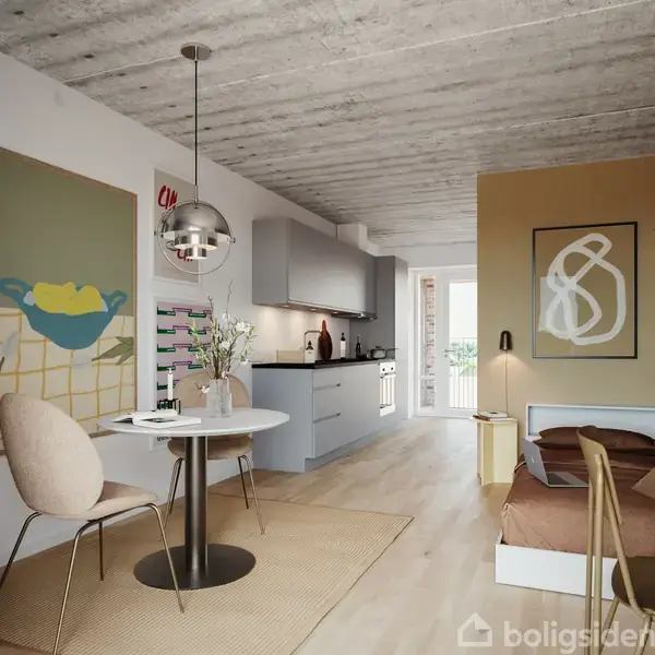 Et moderne køkken-alrum med lys trægulv, en rund spisebord med to stole, sofa mod en beige væg med kunst, og hylder til opbevaring. Moderne lamper hænger fra loftet.