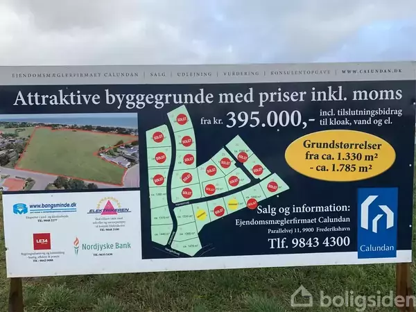 Et skilt reklamerer for byggegrunde, viser et kort over ledige grunde. Teksten lyder: "Attraktive byggegrunde med priser inkl. moms fra kr. 395.000,- inkl. tilslutningsbidrag til kloak, vand og el. Grundstørrelser fra ca. 1.330 m² – ca. 1.785 m². Salg og information: Ejendomsmæglerfirmaet Calundan Parallevej 11, 9900 Frederikshavn Tlf. 9843 4300."