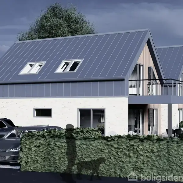 To-etagers hus med moderne arkitektur, har store vinduer og balkon. Huset er omgivet af en hæk og en terrasse med havemøbler. Baggrunden viser træer under en blå himmel.